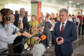 Президент вместе с супругой сегодня проголосовал во Дворце Республики на выборах в Госдуму РФ. Пресс-подход Вадима Красносельского после голосования