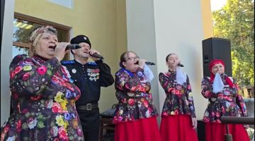 Атмосфера у ДК в Каменке. Из Катериновки приехал ансамбль казачей песни «Черёмушка»