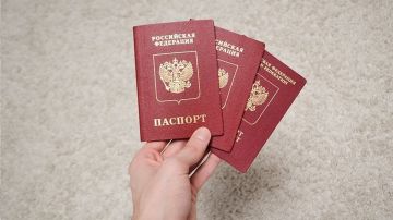 Чтобы проголосовать, при себе надо иметь любой из следующих документов: российский внутренний или загранпаспорт (можно голосовать по просроченному загранпаспорту), паспорт СССР с информацией о наличии российского гражданства...