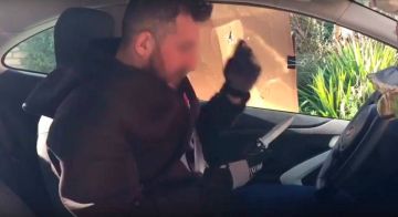 Милые бранятся.... В Дубоссарский РОВД позвонил очевидец и, сообщив место происшествия, сказал: неизвестные окружили авто, в котором водитель закрылся и сигналит