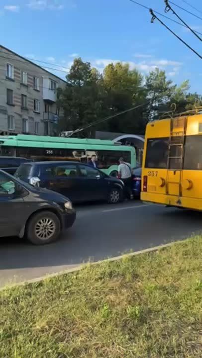 Из-за мелкой аварии пробка на въезде на Бородинку со стороны центра