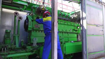 В столице специалисты «Тираспольтрансгаза» обновили двигатель внутреннего сгорания для когенерационной установки – сегодня агрегат с помощью грузоподъёмника вернули обратно в модуль