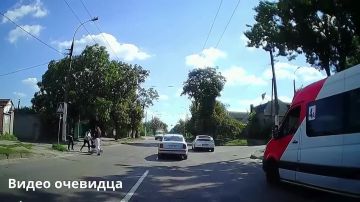 Не пропустил пешеходов. . В Тирасполе 18 сентября водитель маршрутки на пешеходном переходе не остановился, чтобы пропустить людей, чем создал опасную ситуацию