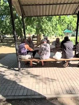 В Бендерах пранкер собирал подписи за снос беседки, где собираются шахматисты и картежники