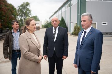 Президент Вадим Красносельский сегодня побывал в Каменском районе, где обсудил развитие агросектора и вопросы благоустройства