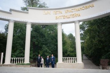 Также Президент и глава района обсудили благоустройство Каменки и посетили парк Витгенштейна