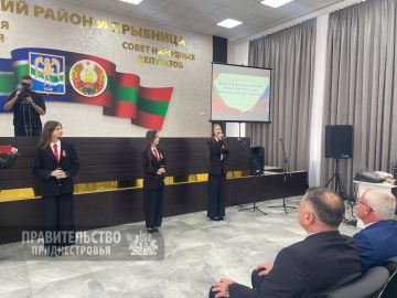 В Рыбнице выпускникам вручили аттестаты российского образца