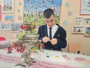 Рябиновый венок из бисера — кропотливая работа