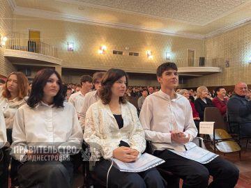 В Доме культуры села Кицканы вице-премьер Виталий Нягу вручил выпускникам аттестаты российского образца
