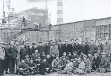 Бригада монтажников на установке 1-го энергоблока Кучурганской ГРЭС, 1964 год