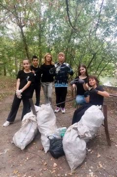 Ученики 6Б класса Тираспольской школы №11, участники отряда «Юный эколог», убрали мусор на берегу Днестра в рамках акции «Сохраним нашу планету голубой и зелёной»