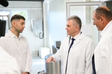 Во время рабочего визита в Слободзейский район Вадим Красносельский побывал в молочном цехе ООО «Октавиан» в селе Коротное и продегустировал продукцию предприятия