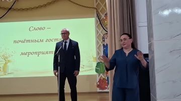 Выпускники школы-интерната для неслышащих и слабослышащих детей получили российские аттестаты