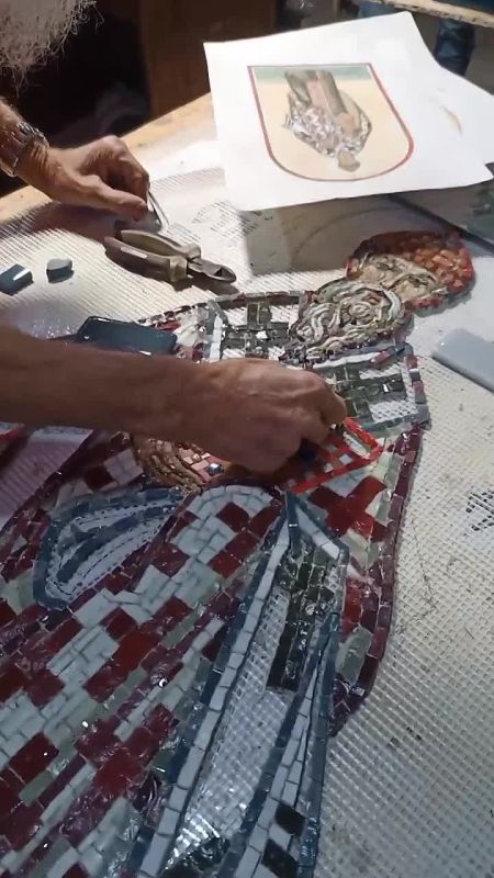 Приднестровские художники создают иконы из мозаики для женского монастыря Петра и Павла в Бендерах