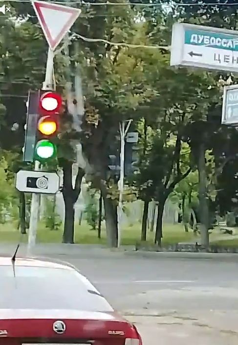 Два дня назад возле «Зари» в Тирасполе светофор легкого поведения давал, предупреждал и запрещал дорогу всем сразу