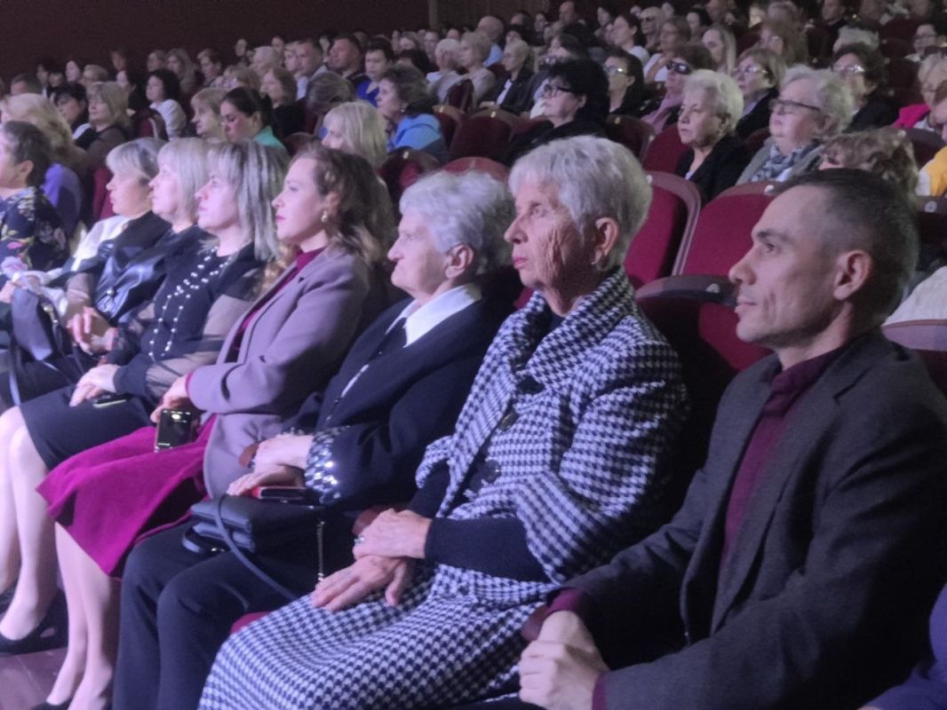 Сейчас во Дворце культуры им. П. Ткаченко проходит торжественное собрание, посвящённое Дню учителя