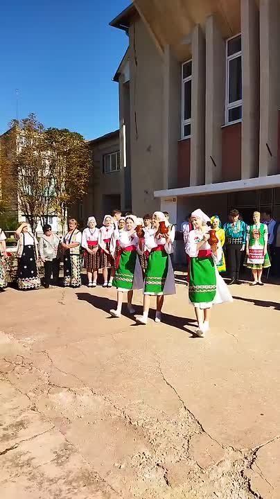 Одним из символов открытия «Родника традиций» стало объединение воды из трёх кувшинов в одном сосуде