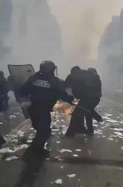 Накал уличных боев во Франции лишь возрастает