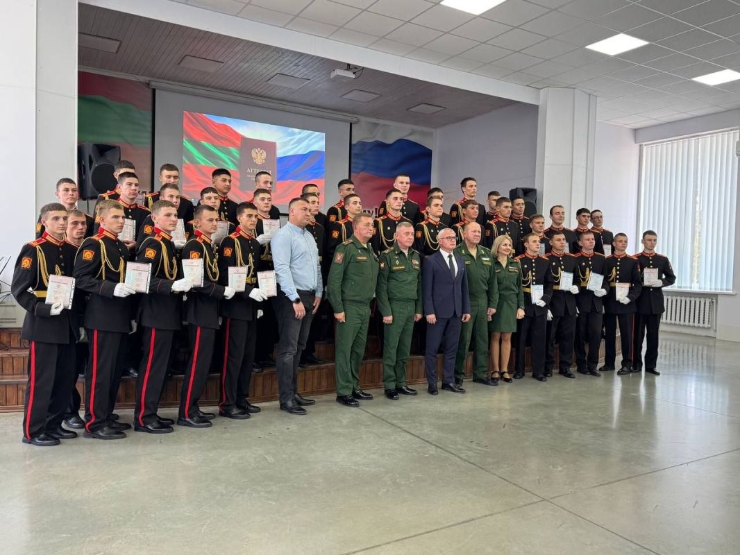 В Тираспольском Суворовском военном училище 46 суворовцев получили аттестаты российского образца: 24 девятиклассника и 22 выпускника 11-х классов