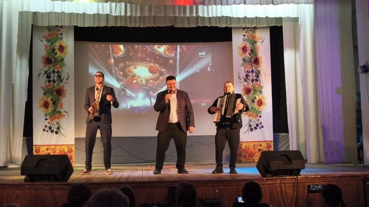 В ДОМЕ КУЛЬТУРЫ с. ЧОБРУЧИ ПРОШЁЛ КОНЦЕРТ « НАШ ЗЕМЛЯК – НАША МУЗЫКА»