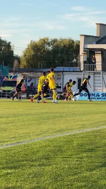 Асприлья забил второй. Первый тайм закончился со счётом 2-0