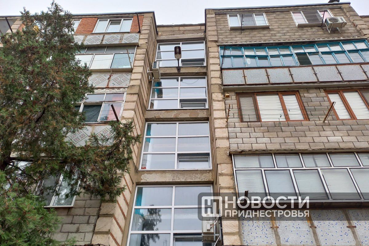 В Дубоссарах продолжают менять окна в подъездах многоквартирных домов.