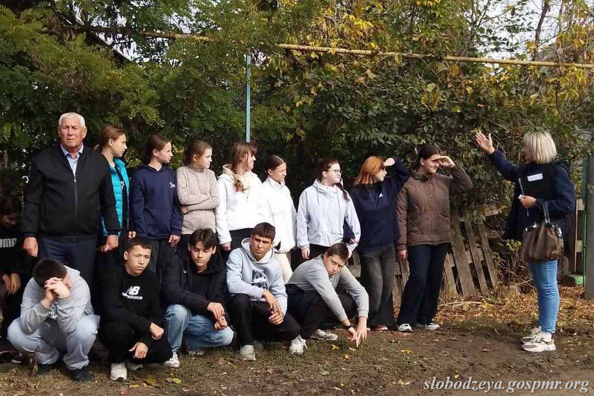 14 октября для учащихся 8-х и 9-х классов школ №1 и №2 с. Незавертайловка сотрудниками музея истории села была организована пешая экскурсия «Соколов: путь мужества»