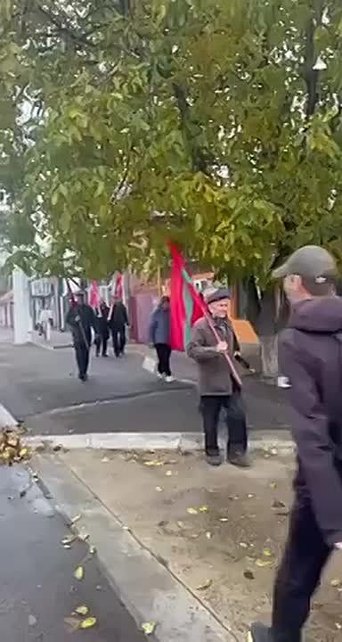 На окраинах Тирасполя появились прохожие с флагами