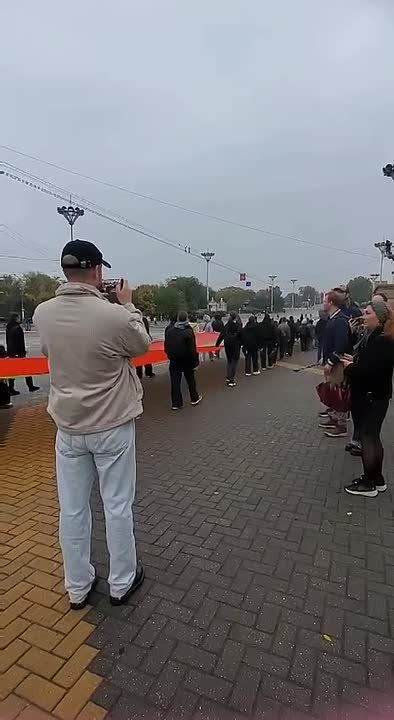 Туристы из Европы смотрят на то, как митинги могут быть и мирными