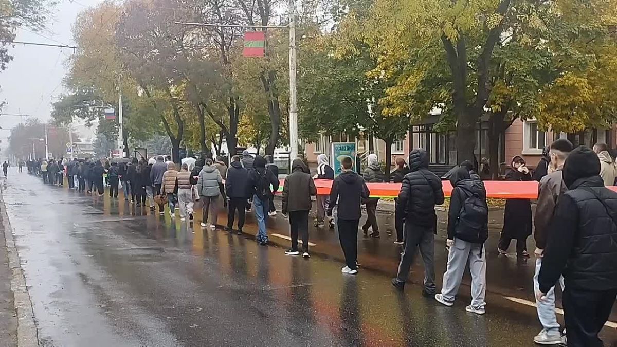 Собрание народа Приднестровья начало шествие по центральной улице Тирасполя