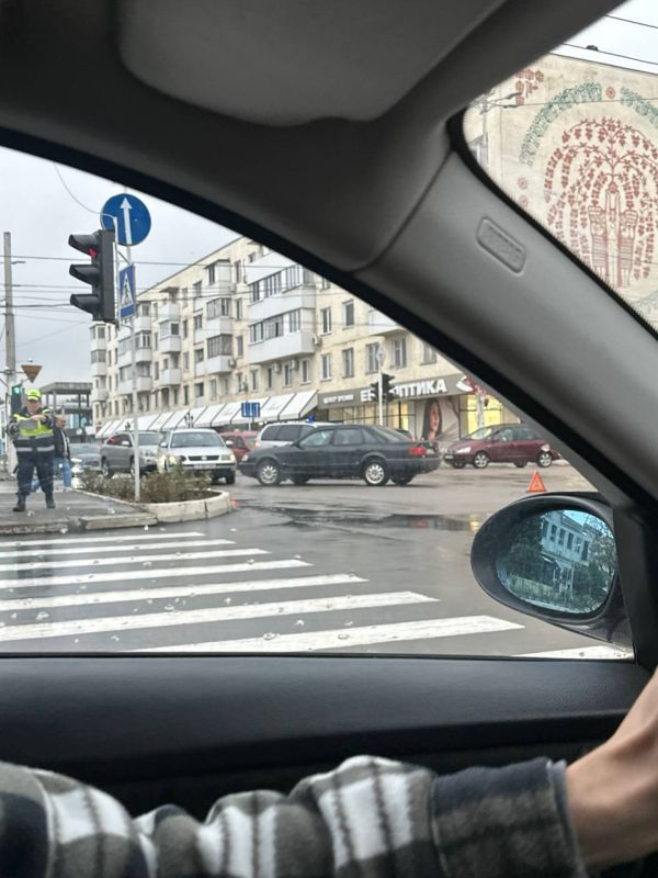 ДТП на пересечении Шевченко - Покровская, Тирасполь, правая полоса на Шевченко по направлению в сторону Зари перекрыта, движение затруднено