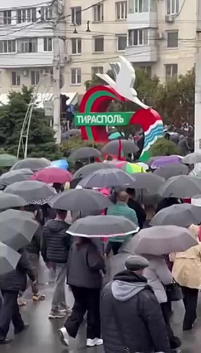 Пошёл дождь, на сегодня во второй половине дня объявили штормовое