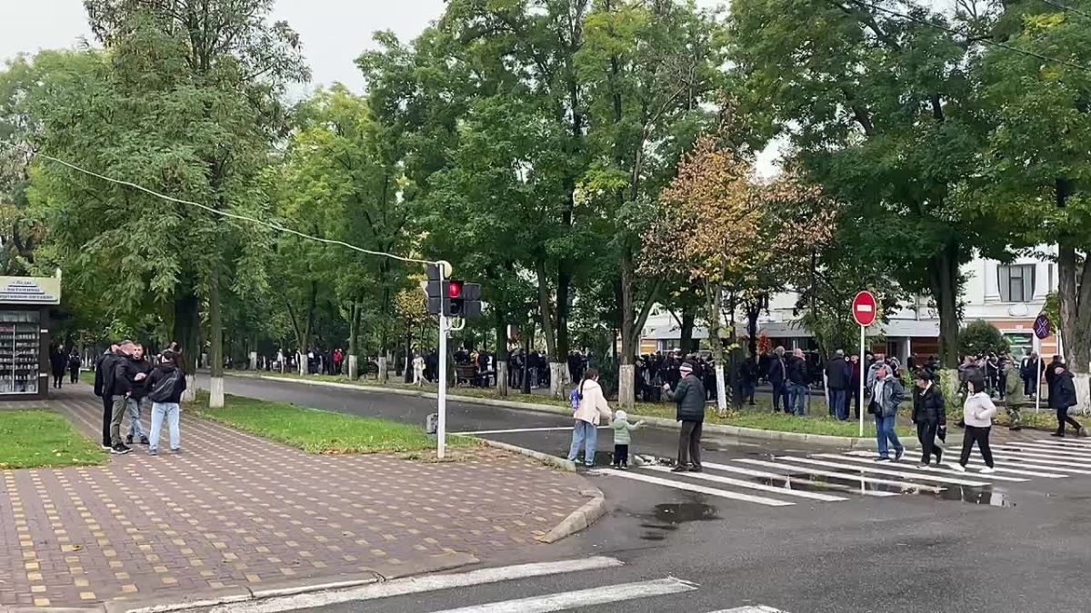 Люди уже собираются на театральной площади и бульваре Гагарина в Тирасполе для участия в народном собрании