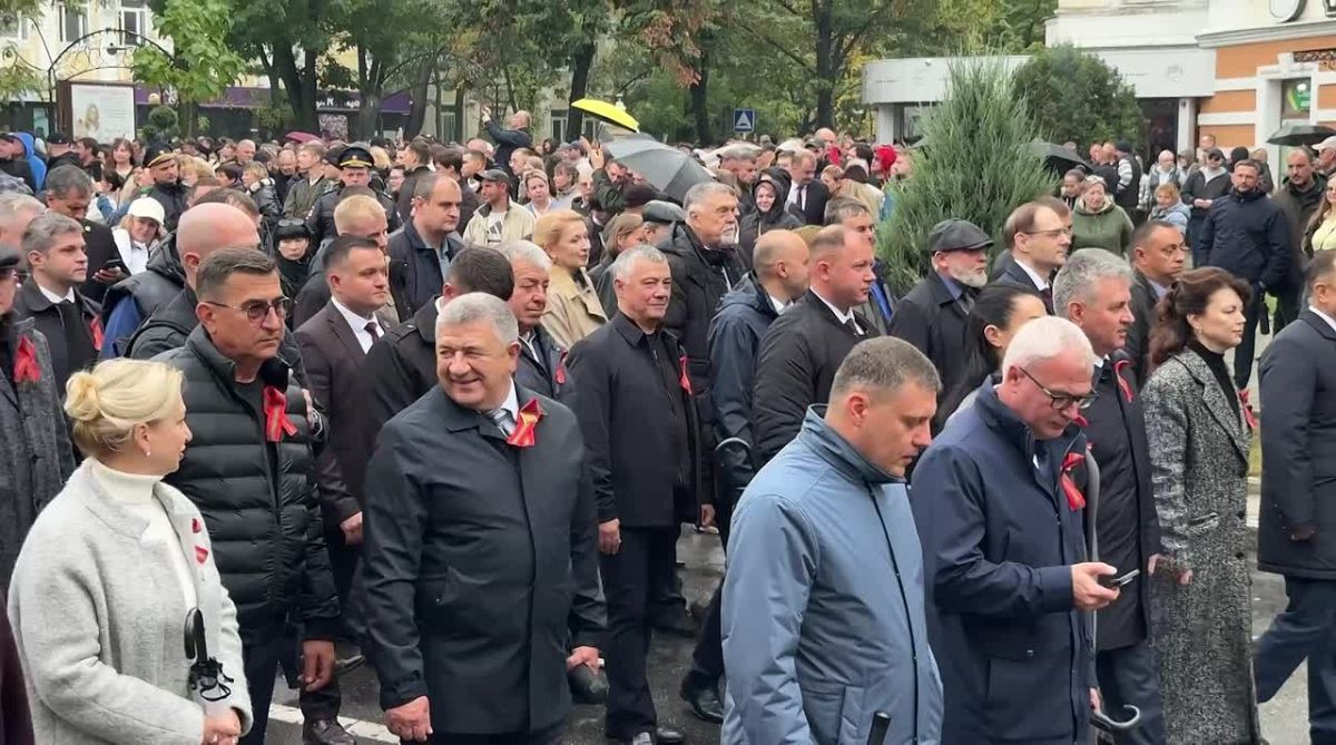 Шествие началось от драмтеатра