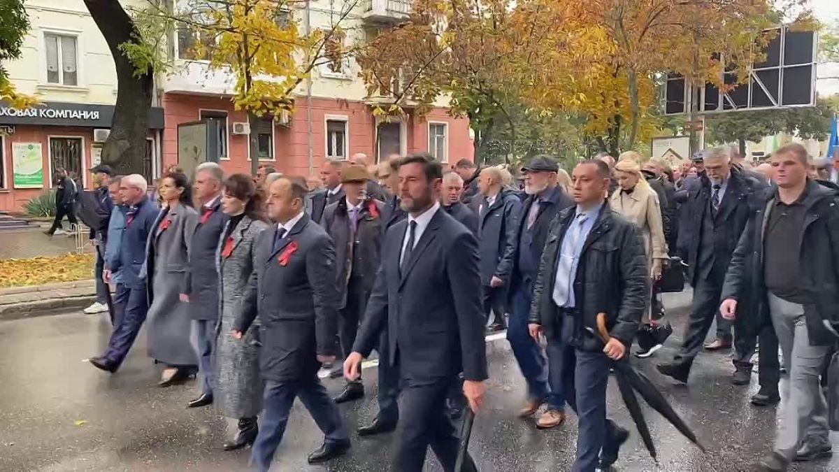Колонна участников митинга двинулась к площади Суворова