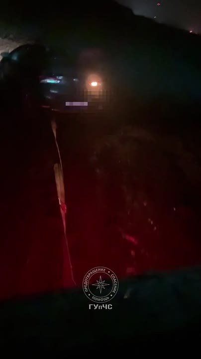 Вытащили застрявшие авто. На видео бендерские спасатели буксируют «Тойоту»