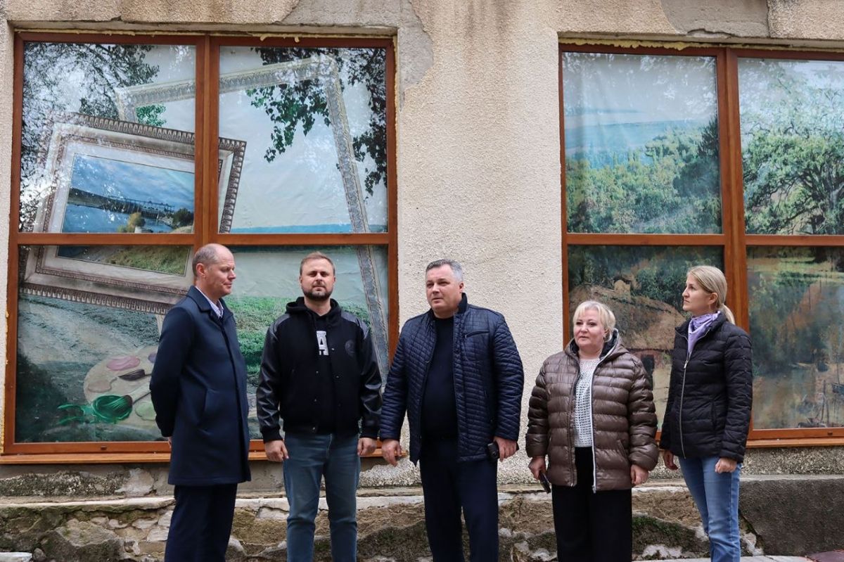 Дубоссарах заменили окна в картинной галерее