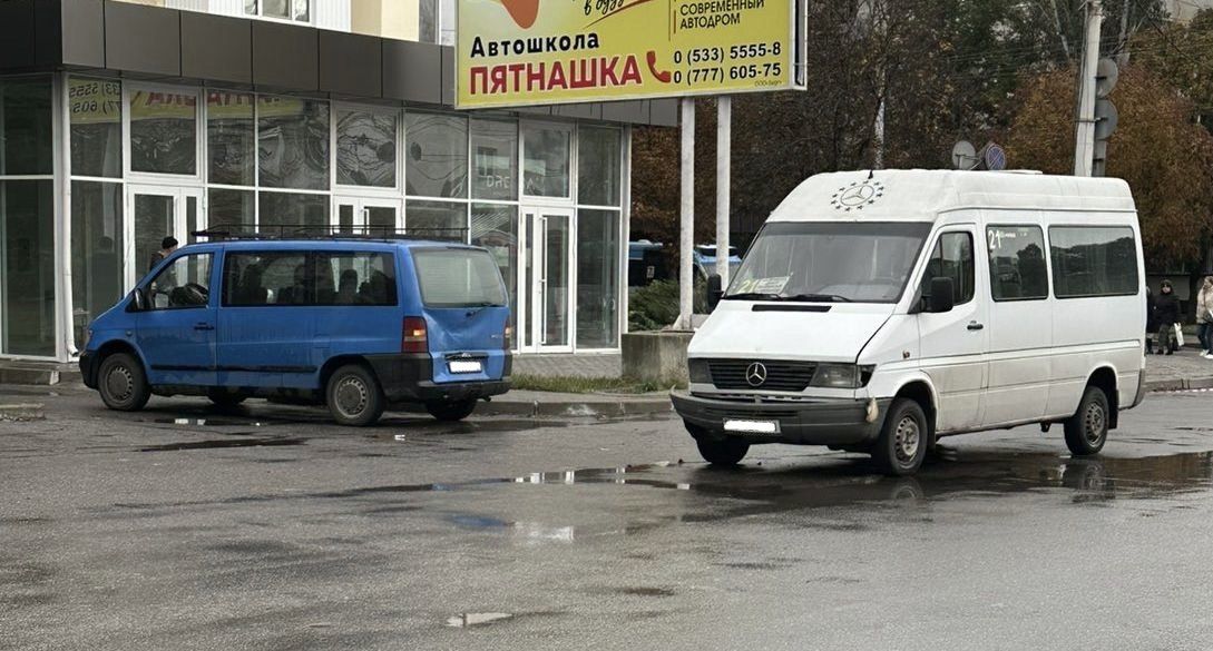 Два буса попали в ДТП у рекламы автошколы на Балке