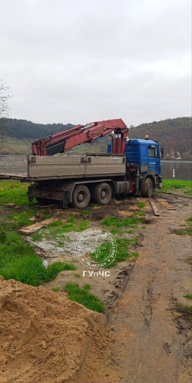 Дубоссарские спасатели вытянули кран-манипулятор, который застрял во дворе дома в селе Цыбулёвка