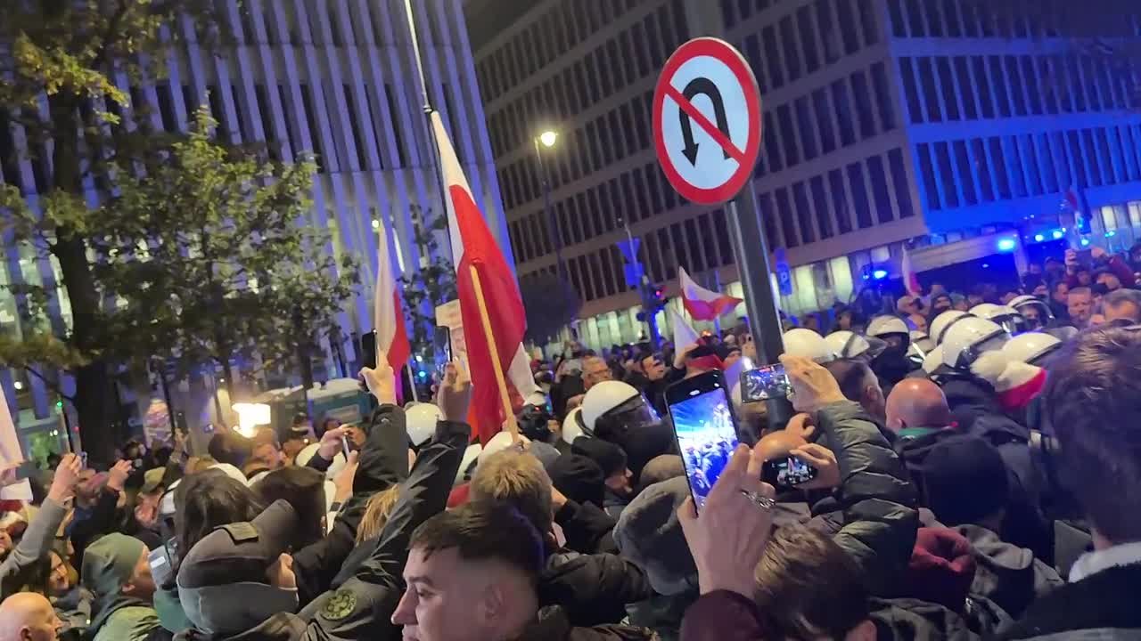 Обстановка в Польше накаляется: Туск стягивает силовиков со всей страны, а толпа граждан пытается прорвать оборону около суда